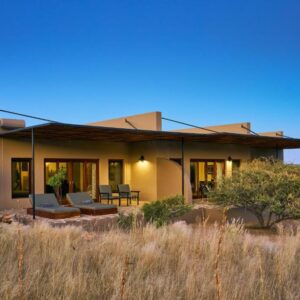 Hohenstein Lodge: lodge building in the desert landscape