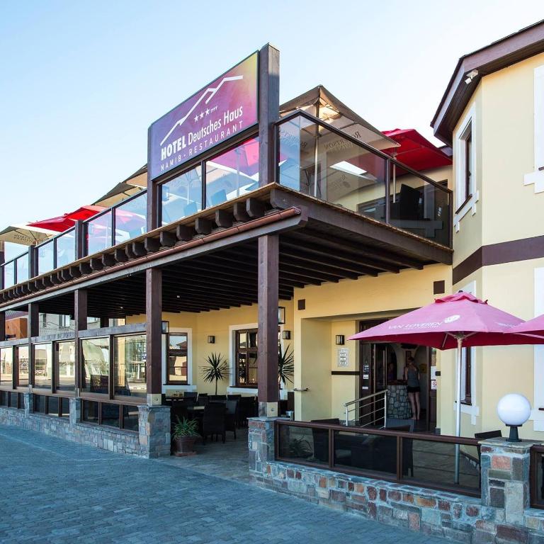 Hotel Deutsches Haus Swakopmund: обеденная терраса перед отелем