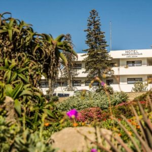 Hotel Schweizerhaus and Cafe Anton Swakopmund: hotel building with planted frontage