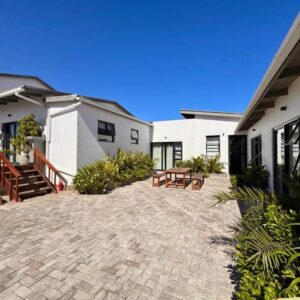 House Sworyx Walvis Bay: outdoor patio with bench seating