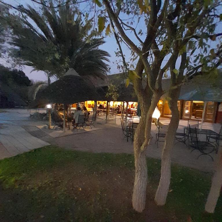 iGowati Country Hotel:酒店前的户外座位区