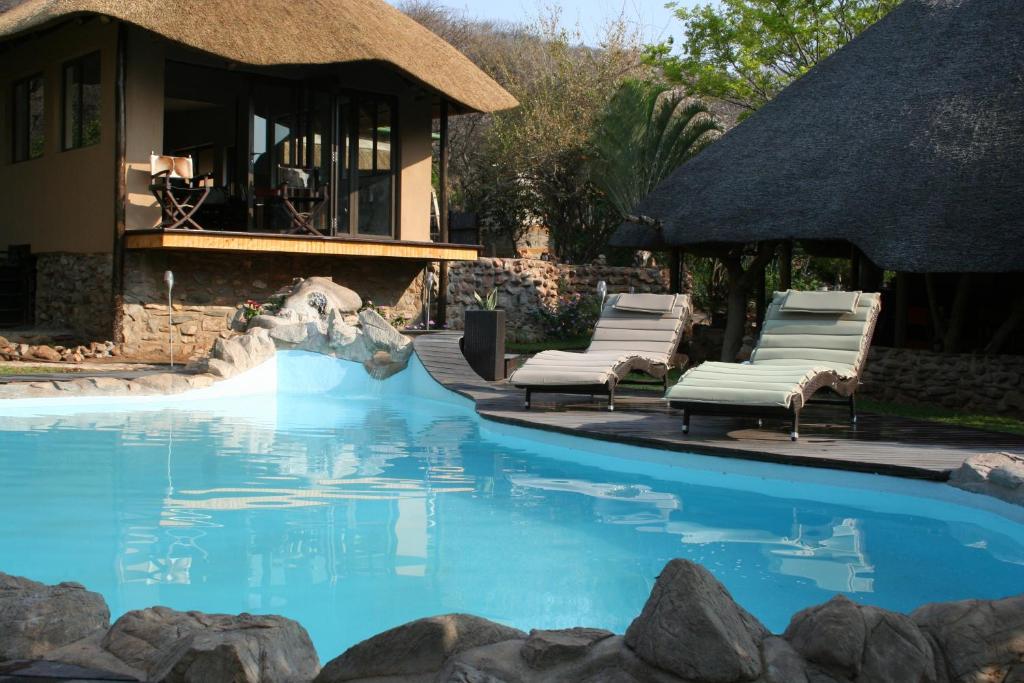 Ijaba Lodge at Buschfeld Park: swimming pool and lodge terrace
