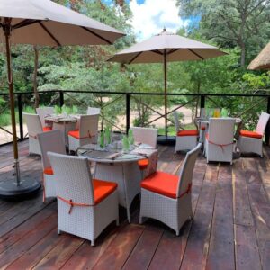 Juda Haus Lodge: riverside deck seating