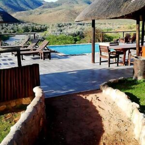 Kapika Waterfall Lodge: lodge building and swimming pool