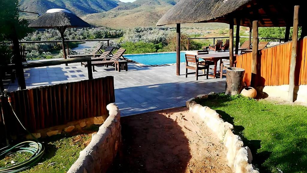 Kapika Waterfall Lodge: lodge building and swimming pool