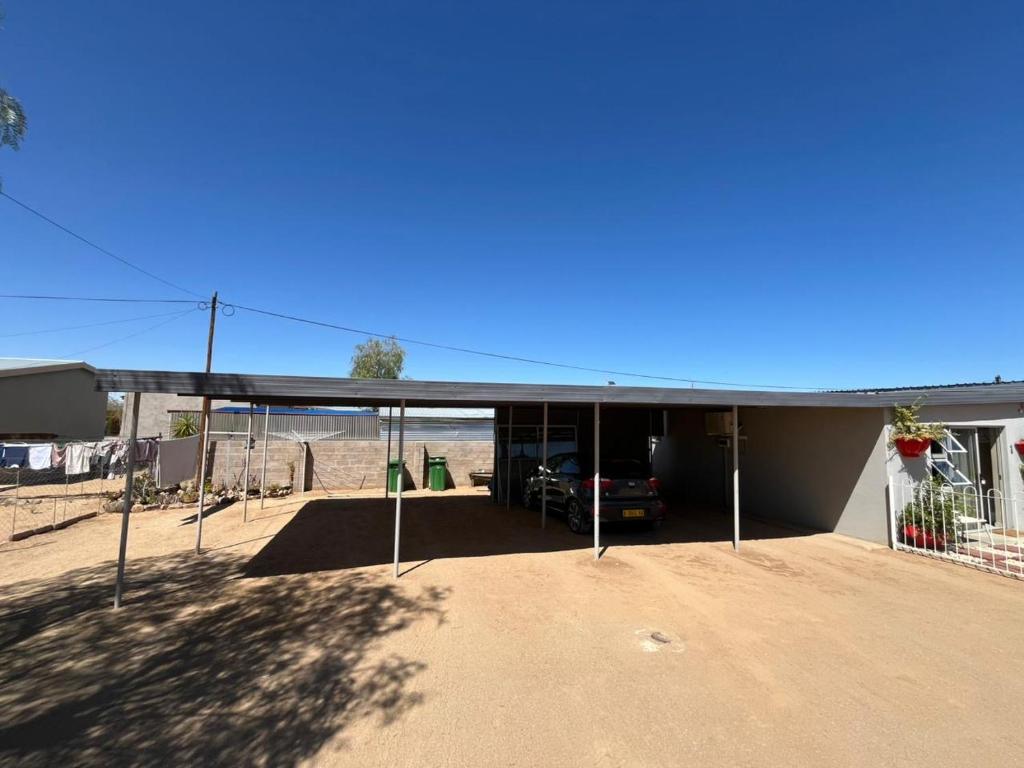 Karas-inn Bed and Breakfast: property frontage and covered parking