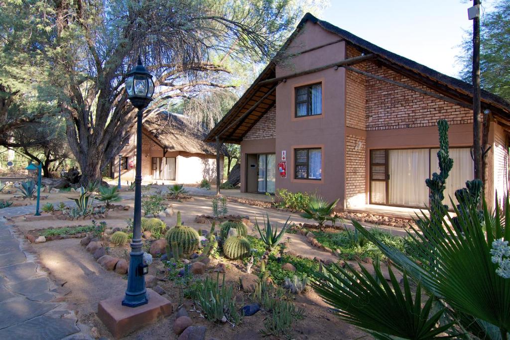 Kashana Namibia: guest building and garden