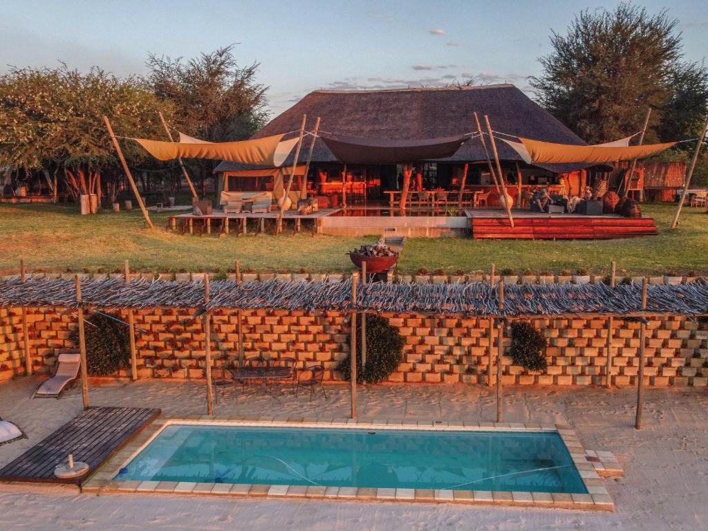 Kazondwe Camp and Lodge: swimming pool and lodge building
