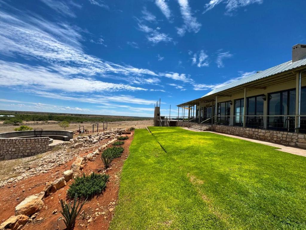 Kharuhase Lodge and Distillery: lodge building and lawn