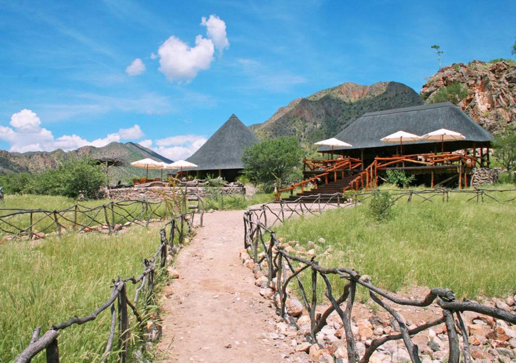 Khowarib Lodge: sentiero attraverso il lodge con le montagne sullo sfondo