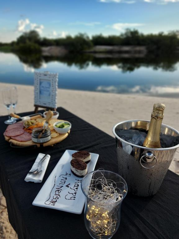 Kubu and Kwena Lodge: riverside dining setting