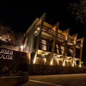 Kuiseb House, Windhoek: guesthouse exterior at night