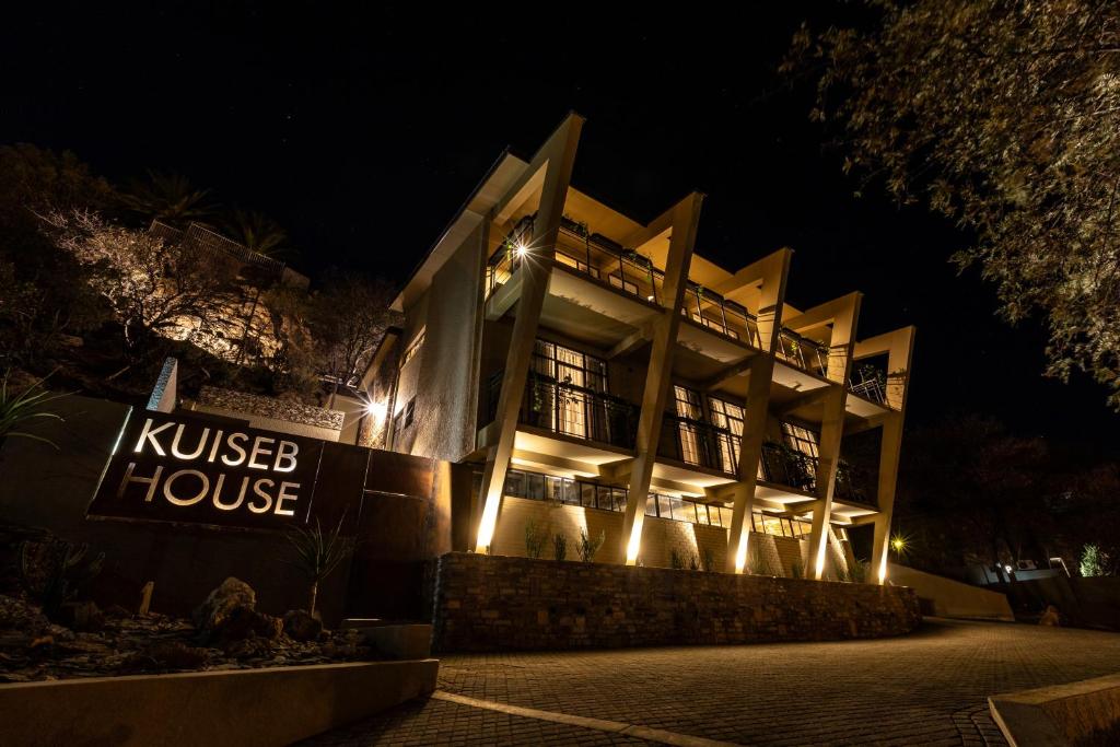 Kuiseb House, Windhoek: guesthouse exterior at night