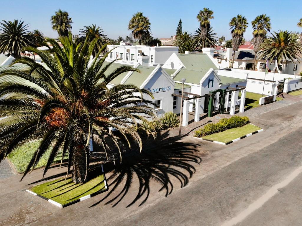 Langholm Hotel Walvis Bay: white hotel buildings with palm tree