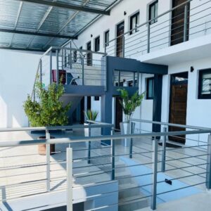 Lida Marie Guesthouse, Windhoek — façade avec garde-corps bleu