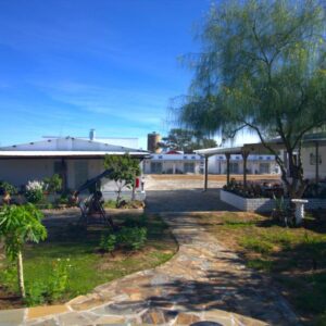 Little Bush Guesthouse: guesthouse and garden