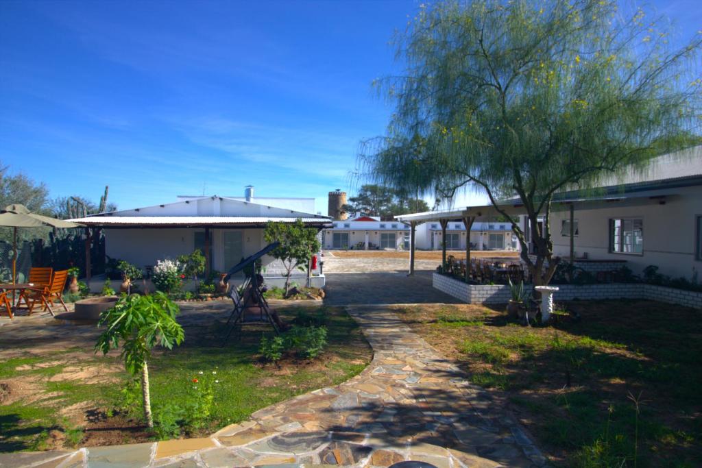 Little Bush Guesthouse: guesthouse and garden