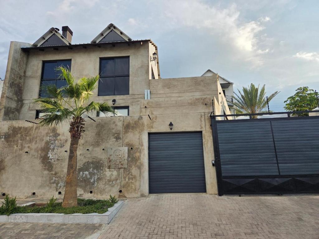 Luvlé Stay, Windhoek: exterior de la casa con palmera