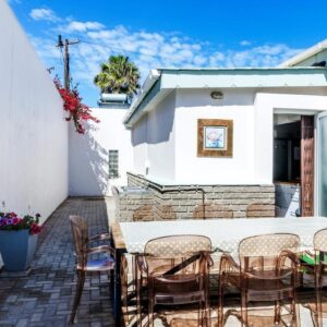 Mahdi Cottage, Swakopmund: pátio com mesa e cadeiras