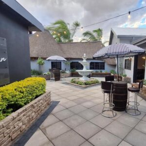 Mariental Hotel: shaded courtyard seating