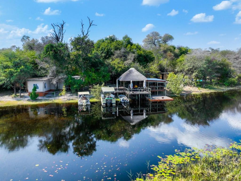 Mukolo Cabins and Camping: cabin reflected in the river