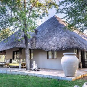 Mushara Lodge Namutoni: thatched lodge building