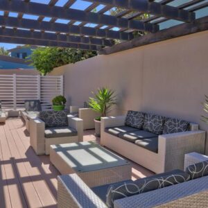 Namib Guesthouse Swakopmund: zona de estar no pátio coberto