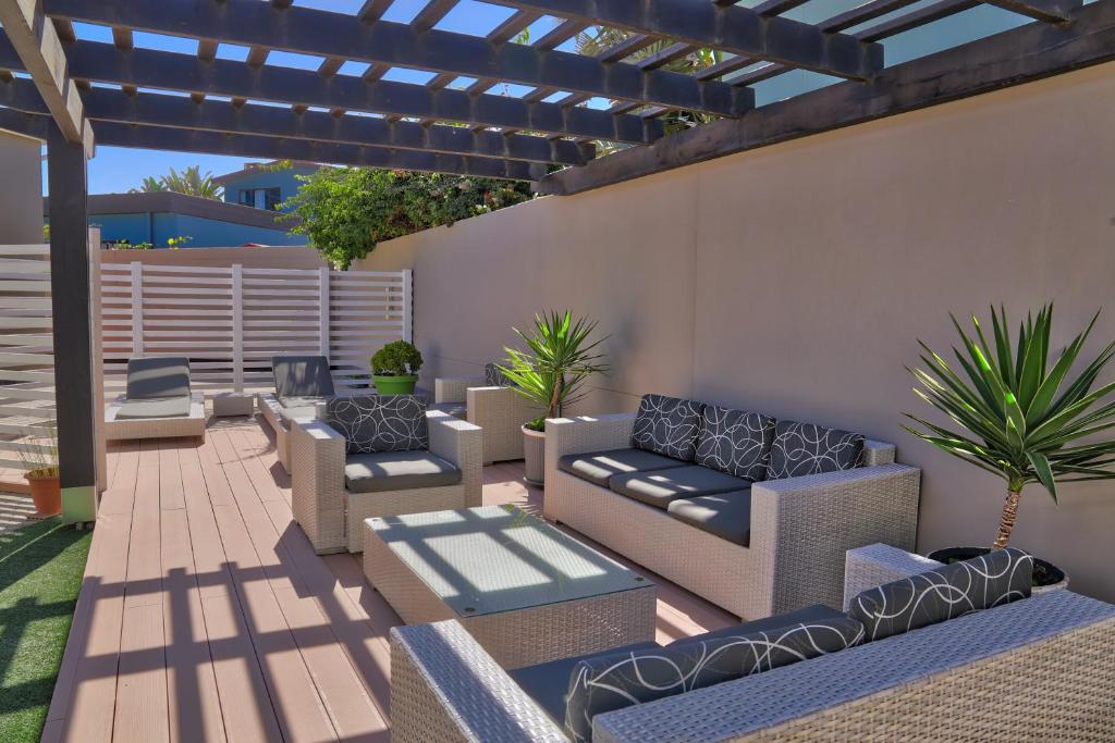 Namib Guesthouse Swakopmund: covered patio seating area