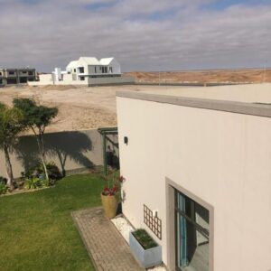 Namib’s Edge, Swakopmund: edificio blanco con vistas a la playa