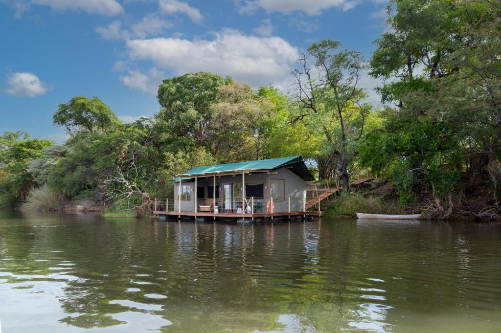 Ndhovu Safari Lodge: riverfront setting on the Okavango
