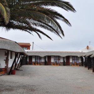 Obelix Guesthouse Luderitz: guesthouse buildings with palm tree