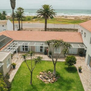 Ocean House Swakopmund : vue aérienne de la maison et du littoral atlantique