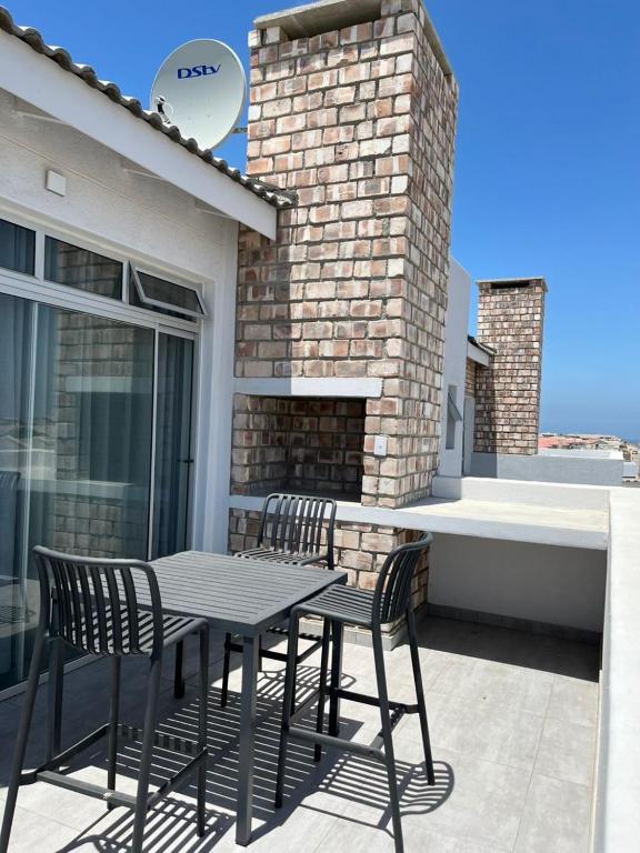 Oceanic Voyage Self Catering, Swakopmund: patio with table and chairs