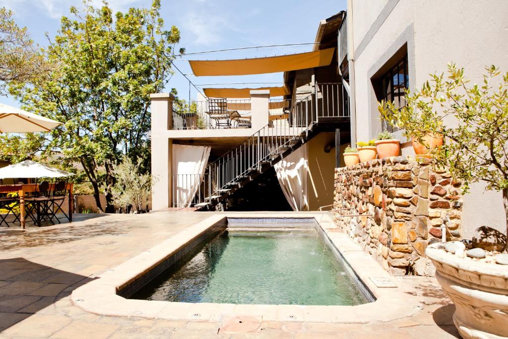 Olive Grove Guesthouse, Windhoek: courtyard swimming pool