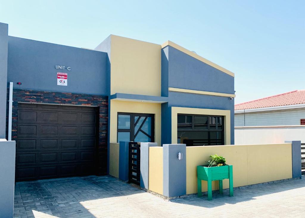Olive Villa Self Catering Apartments Swakopmund: apartment building exterior