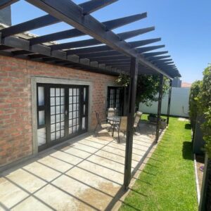 Olyvenbosch Selfcatering, Swakopmund : patio sous pergola avec table et chaises