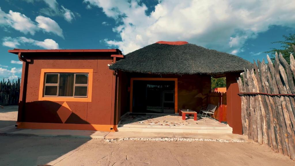 Ondjumba ya Nambala palace and Camp site: thatched guest unit