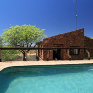 Onduri Lodge: swimming pool and lodge building