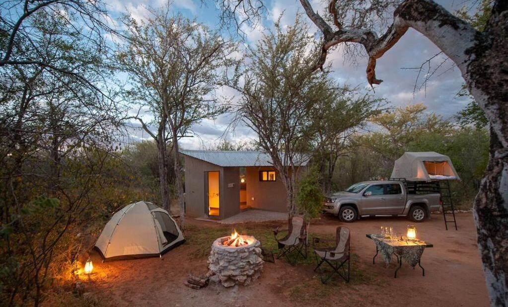 Onguma Tamboti Campsite: campsite pitch with tent and fire