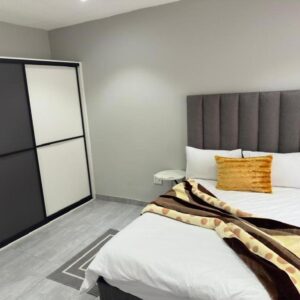 Ontsa, Swakopmund: habitación con dos camas y un gran ventanal