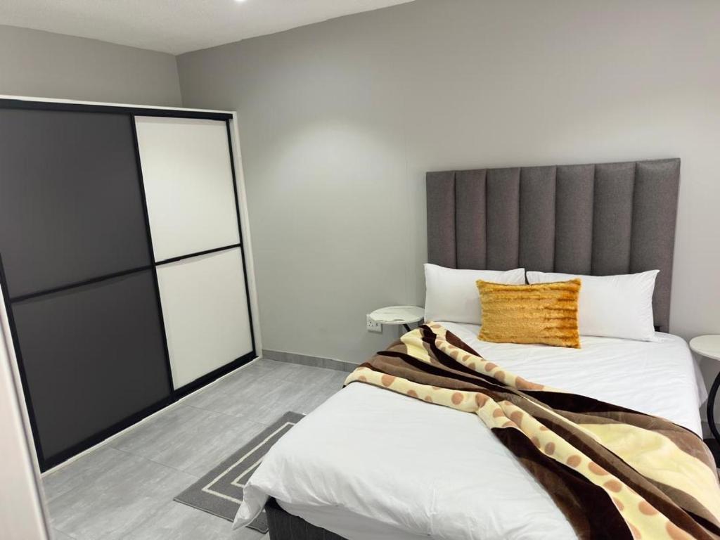 Ontsa, Swakopmund: twin room with large window