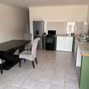 Oreo Stay and Travel Swakopmund: cocina y zona de comedor