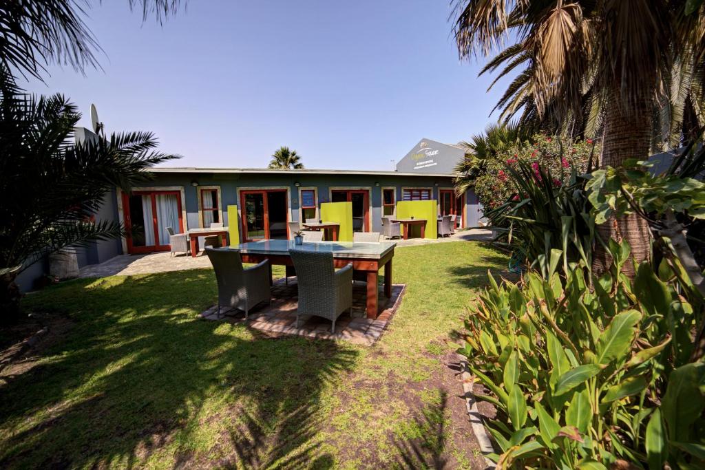 Organic Stay Guesthouse Swakopmund: guesthouse and garden seating in the yard
