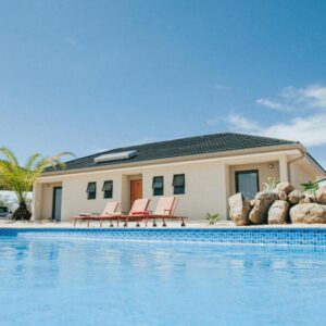 Otjohotozu Guestfarm: farmhouse and swimming pool