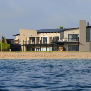 Oyster Box Guesthouse Walvis Bay: guesthouse on the lagoon shoreline