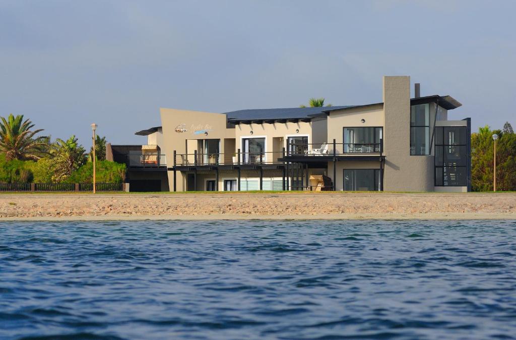Oyster Box Guesthouse Walvis Bay: guesthouse on the lagoon shoreline