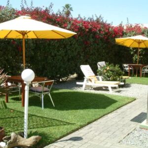 Pension d Avignon Swakopmund: shaded patio seating area