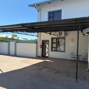 Pooltjies Self-catering Overnight: property frontage and patio