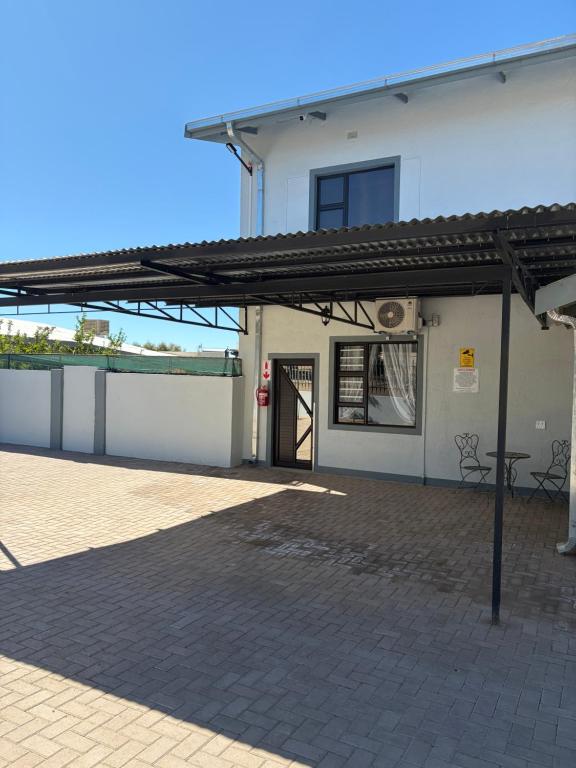 Pooltjies Self-catering Overnight: property frontage and patio