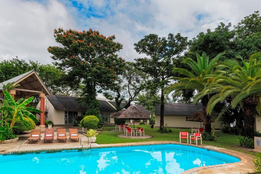 Protea Hotel Zambezi River Lodge: swimming pool and terrace